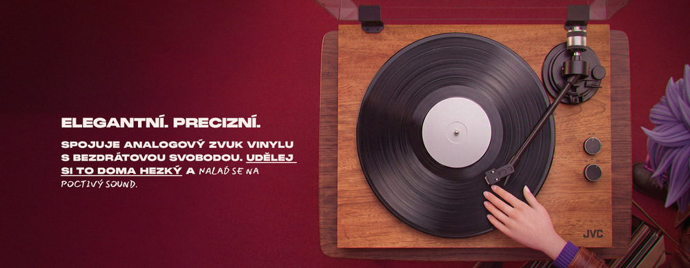 Dřevěný gramofon JVC s roztatočenou vinyl deskou z pohledu shora s textem „Elegantní. Precizní. Spojuje analogový zvuk vinylu s bezdrátovou svobodou.“