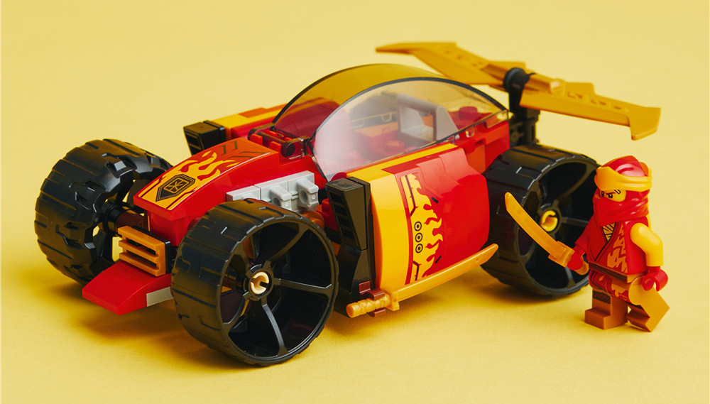 Stavebnice LEGO® NINJAGO® 71780 Kaiův nindža závoďák EVO Kai se zlatými katanami řídí nejen závody, ale také pronásledování a tajné nindžovské mise.
