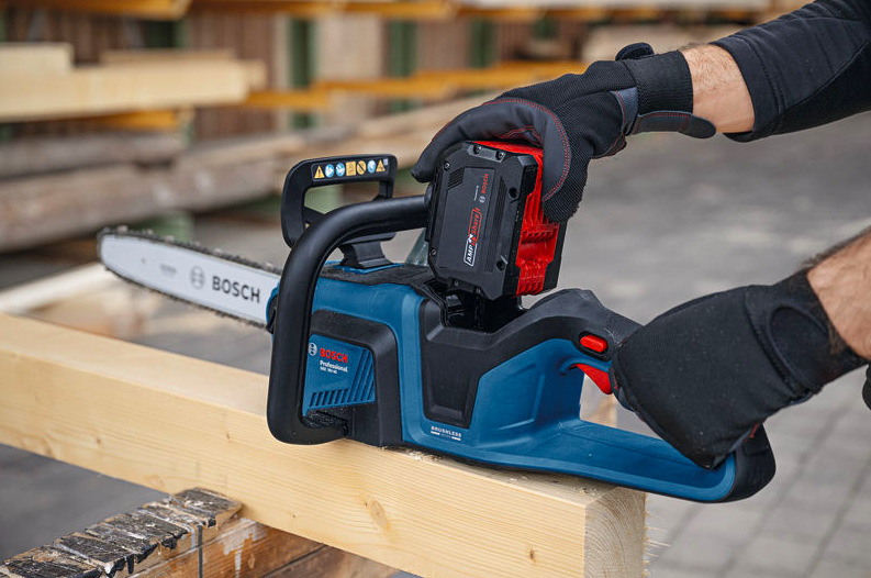 Vložení akumulátoru do Bosch Professional GKE 18V-40 při přípravě k práci