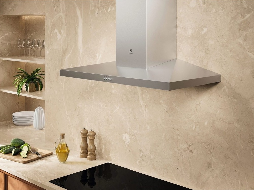 Odsavač par Electrolux série 500 LFC519X nerez Komínový odsavač par Electrolux LFC519X série 500 nad varnou deskou Electrolux.