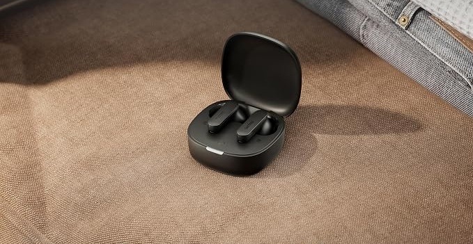 Sluchátka Philips TAT2200WT/00 bílá Zátiší s nabíjecím pouzdrem a bezdrátovými TWS sluchátky Philips