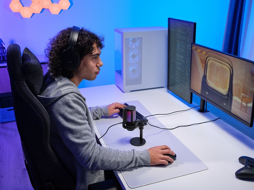 Mikrofon Trust GXT238 Auron, USB-C, RGB černý Muž sedí u mikrofonu Trust GXT 238 Auron