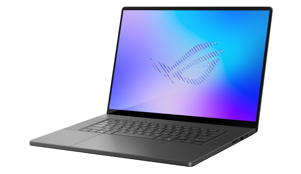 Otevřený a zapnutý notebook Asus ROG Zephyrus G16 natočený doleva