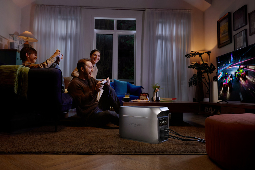 Nabíjecí stanice EcoFlow DELTA 3 Max Plus (2048 Wh) stříbrná Rodinné setkání s EcoFlow DELTA 3 Max Plus v obývacím pokoji