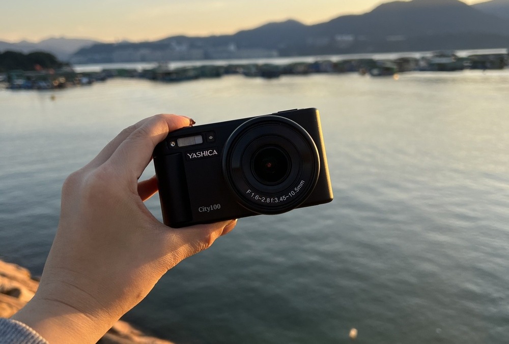Yashica City 100 se spoléhá na výkonný CMOS snímač od Sony