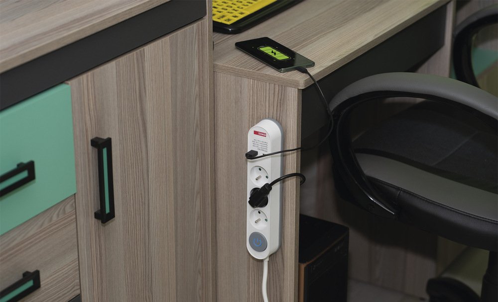 Kabel prodlužovací EMOS 3x zásuvka, Fast Charging, 1x USB, 1x USB-C, vypínač, 2 m šedý/bílý Pracovní stůl se zavěšeným prodlužovacím kabelem EMOS se 3 zásuvkami a porty USB-A a USB-C
