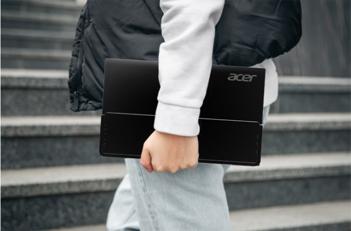 Muž drží v ruce monitor Acer řady PM1