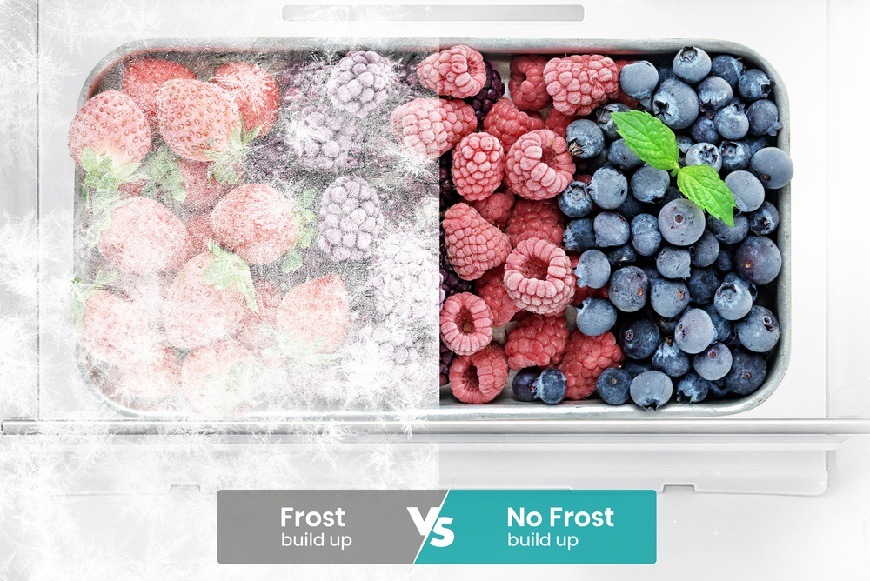 Americká lednice Hisense RS3P558NEIC nerez Porovnání mraženého ovoce v mrazničce s námrazou a bez námrazy ukazující výhody technologie No Frost pro zachování kvality potravin.