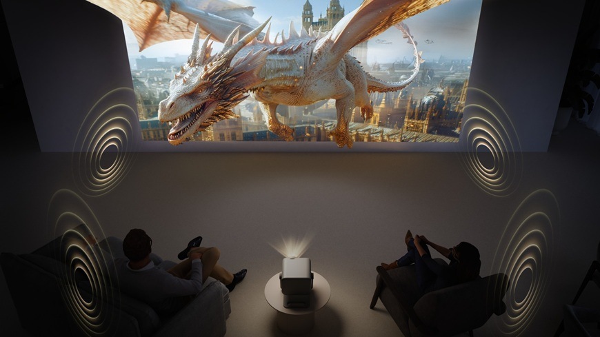 Laser TV Hisense M2SE PRO promítá na stěnu obraz, ze kterého vylétá 3D drak, kolem zní prostorový zvuk
