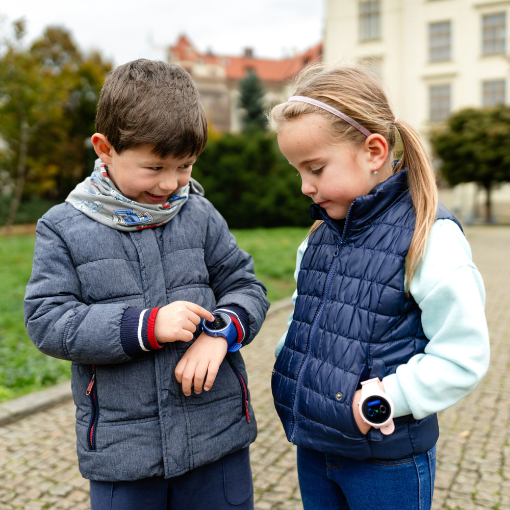 Děti s hodinkami Lamax Watch Y4 Sport na ruce