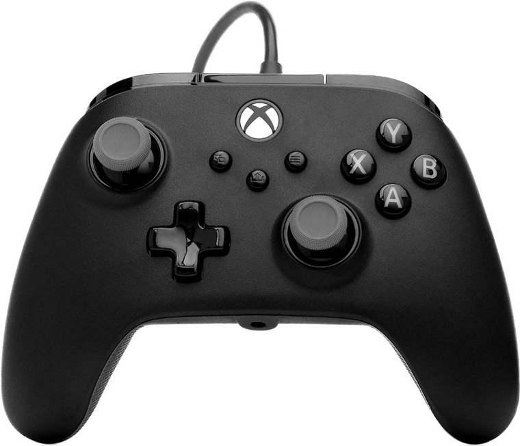 Na obrázku je černý herní ovladač PowerA Advantage Plus pro Xbox. Na přední straně jsou dva analogové joysticky, směrový kříž, tlačítka A, B, X a Y a několik funkčních tlačítek uprostřed. Z horní části vede připojovací kabel, který slouží pro propojení s herní konzolí nebo počítačem. Ovladač má ergonomický tvar s pogumovanými rukojeťmi pro pohodlné držení při hraní.