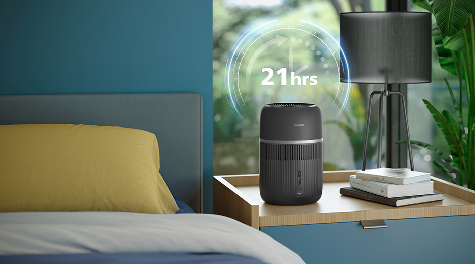 Zvlhčovač vzduchu Philips 4000 Series HU4210/03 šedý Zvlhčovač vzduchu Philips HU4210/03 4000 Series na nočním stolku zajišťující dlouhodobé zvlhčování během dne i noci.