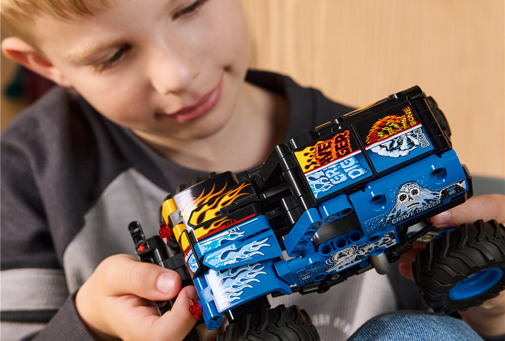 Stavebnice LEGO® Technic 42219 Monster Jam™ Grave Digger™ Oheň a led Natahovací mechanismus rozpohybuje monster truck a umožní dětem pořádat vlastní závody i kaskadérské show