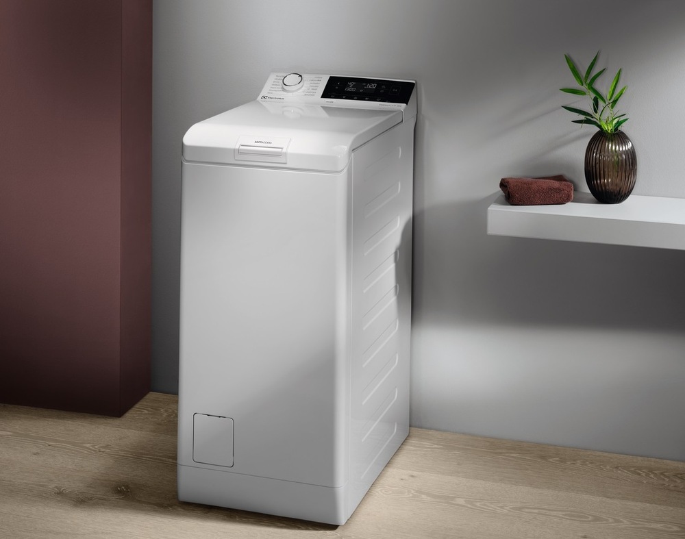 Pračka Electrolux PerfectCare 600 EW6TN14262 bílá Pračka s vrchním plněním Electrolux stojí u zdi.