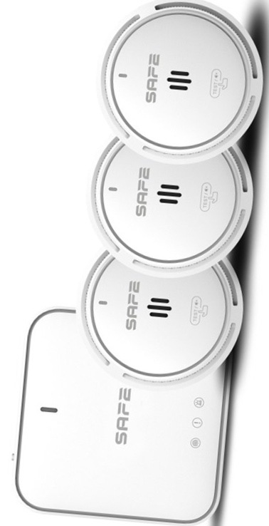 Na obrázku je kompletní sada Safe FIRE BASIC PLUS v bílém provedení. Jsou na něm zobrazené tři kulaté hlásiče umístěné nad sebou a pod nimi jedna obdélníková základní jednotka se zaoblenými rohy. Kulaté prvky mají na přední straně malé větrací otvory a jednoduché značky, základní jednotka pak několik drobných kontrolek nebo tlačítek. Celá sada působí čistě, nenápadně a je určená pro domácí bezpečnostní nebo požární signalizaci.