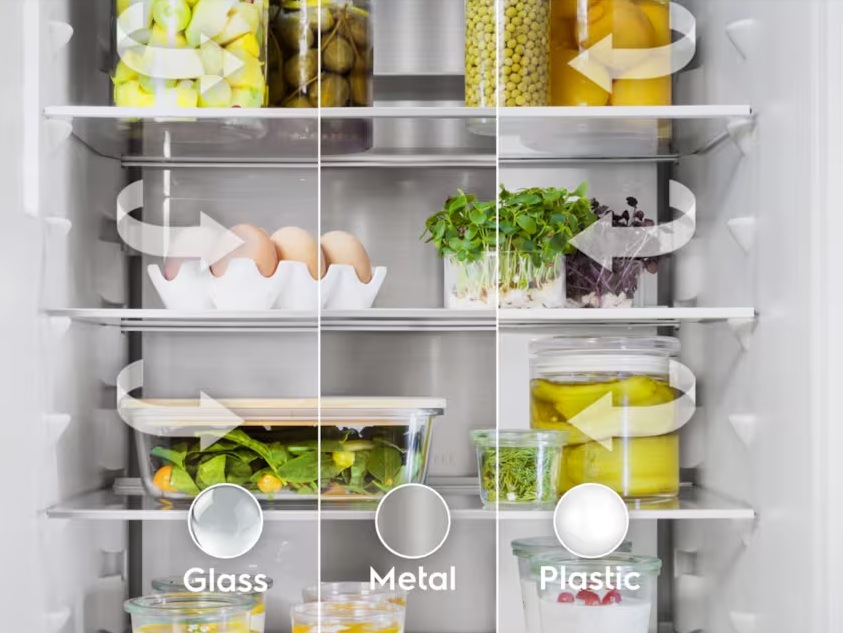 Záda lednice Electrolux s cirkulačními otvory. Vedle sebe jsou varianty z kovu, skla a plastu.