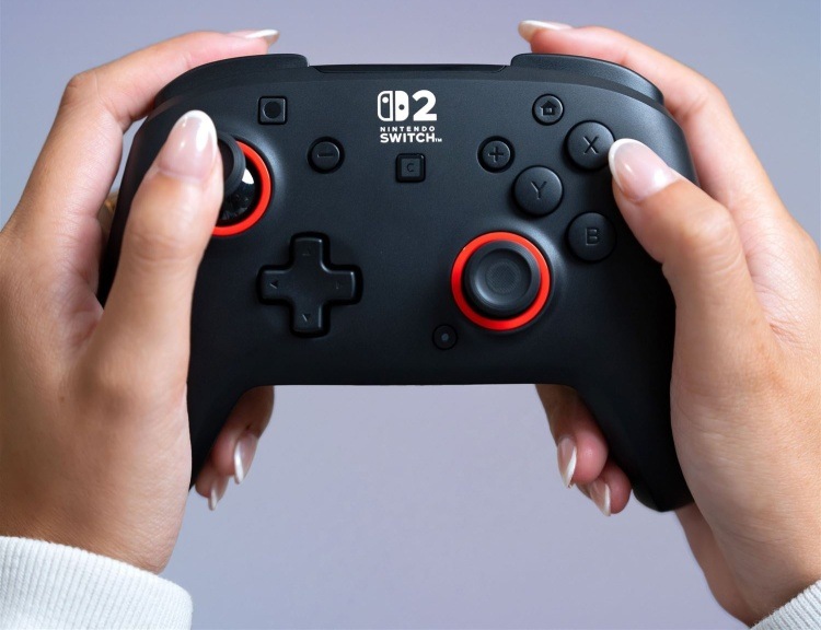Gamepad Turtle Beach Rematch Wireless, NS2 černý Hráčka drží gamepad Turtle Beach pro Nintendo Switch 2 oběma rukama.