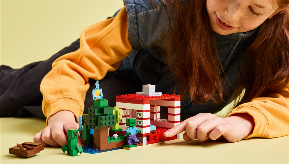 Stavebnice LEGO® Minecraft® 21275 TNT dům v džungli TNT dům v džungli přenáší typický motiv Minecraftu do podoby stavebnice pro kreativní hraní mimo obrazovku.