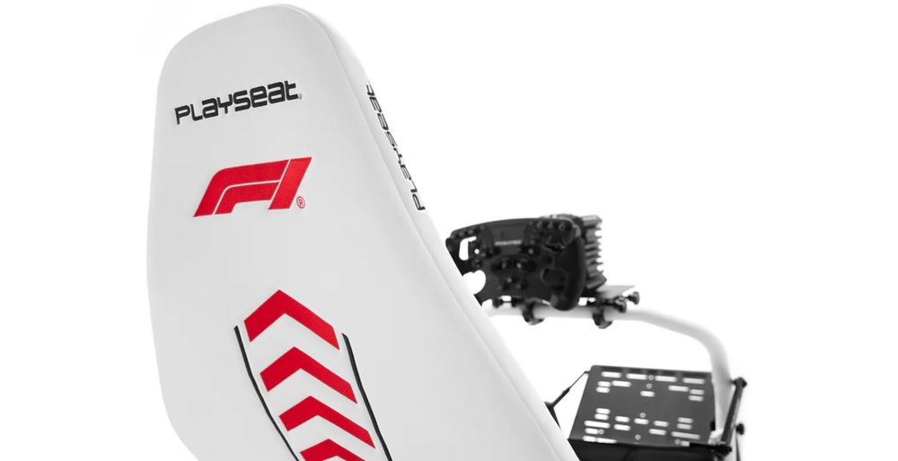 Zadní pohled na sedadlo herního kokpitu Playseat s červeným logem F1 a pruhy ve tvaru šipek. Elegantní design židle naznačuje zaměření na závodní simulaci.