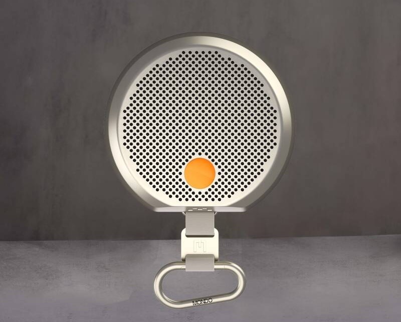 Přenosný reproduktor Mondo Speaker Small šedý Přenosný reproduktor Mondo Speaker Small s perforovanou mřížkou a karabinou