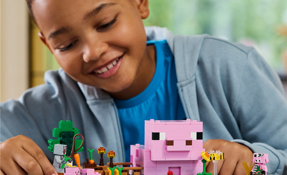 Stavebnice LEGO® Minecraft® 21268 Domeček Prasátka Pole s bramborami a řepou, zvířata a další prvky farmy umožňují dětem vymýšlet pokaždé nové příběhy.