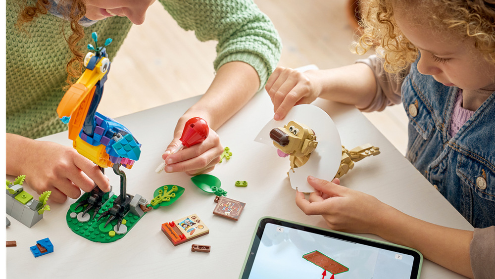 Stavebnice LEGO® │ Disney a Pixar 43290 Kevin a Dug Červený balonek, Kniha dobrodružství a podstavec dotvářejí filmovou scénu a podněcují dětskou představivost.