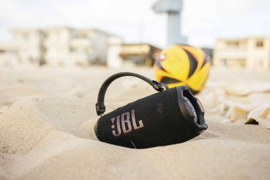 Přenosný reproduktor JBL Charge 6 červený JBL Charge 6 je odolný vůči prachu i vodě, takže jej klidně můžete vzít i na pláž