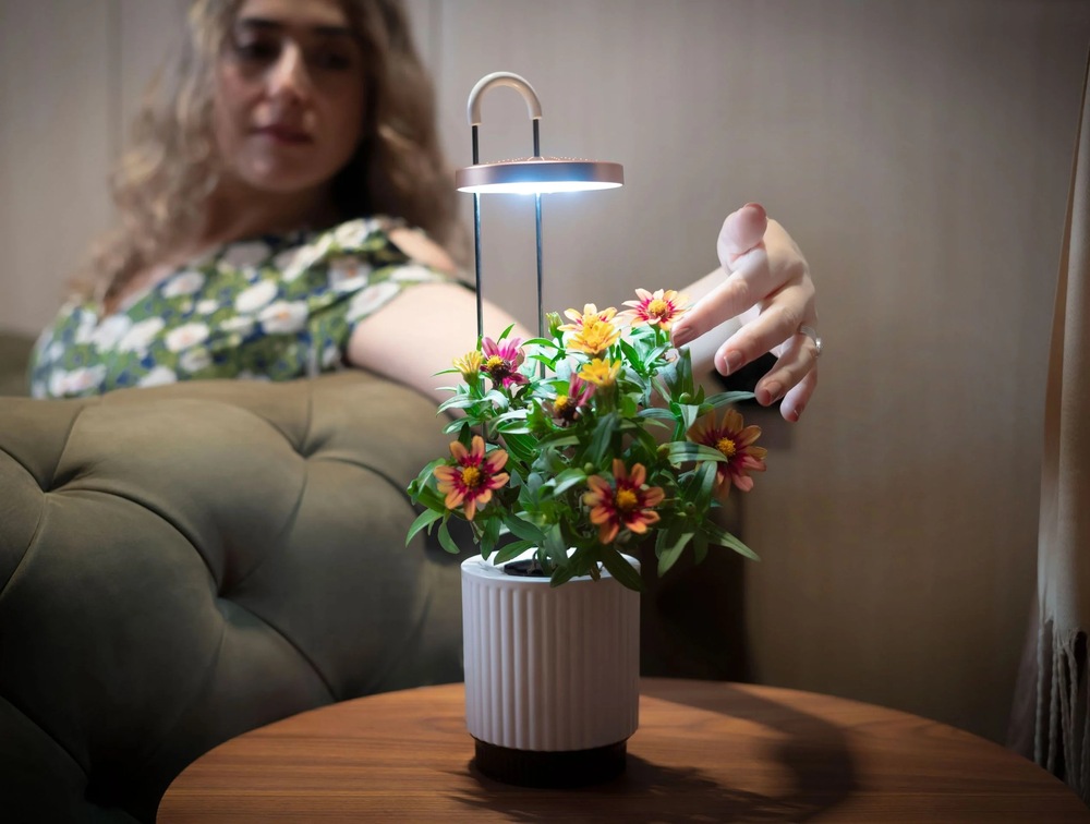 Chytrý květináč Click and Grow HydroVase bílý CLKCGHVWEU_05
