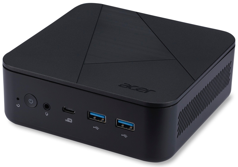PC mini Acer Veriton N1502G-13U5U černý Snímek počítače z úhlu. Levý bok se šikmými průduchy pro odvod tepla, na čelní straně tlačítko pro vypnutí a zapnutí PC, USB porty, audio port.
