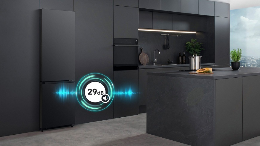 chladnička Hisense RB5P410SAFA v kuchyni s modrým nápisem 29 dB