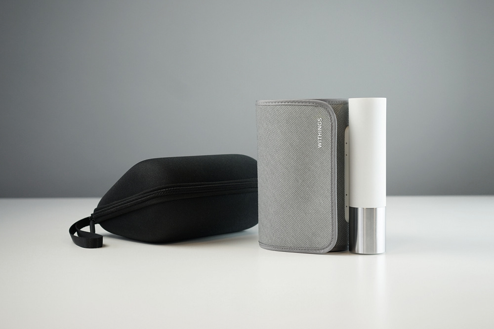 Tlakoměr na paži Withings BPM Core WPM04 s Wi‑Fi šedý/bílý Withings BPM Core s cestovním pouzdrem.