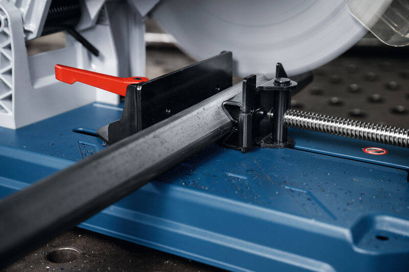 Detailní pohled na přesné a bezpečné upnutí kovového materiálu.
