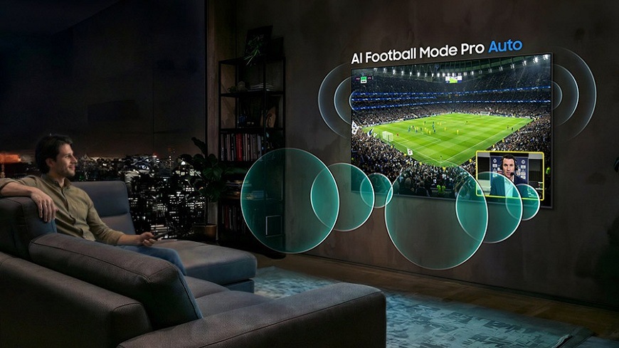 Televize Samsung S92H v obýváku přehrává fotbalový zápas a optimalizuje zvuky