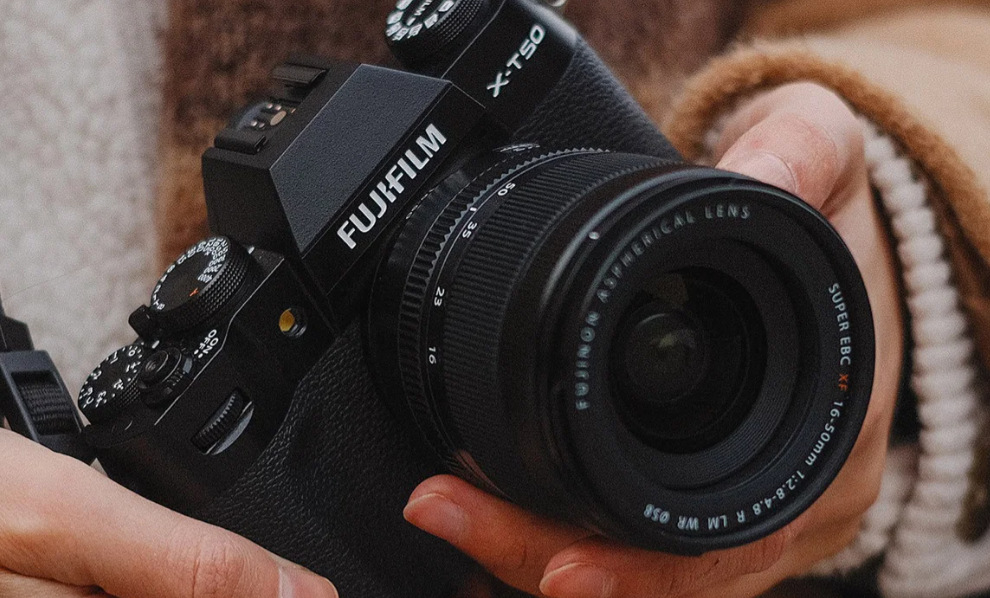 Fujifilm X-T50 zaujme klasickým designem