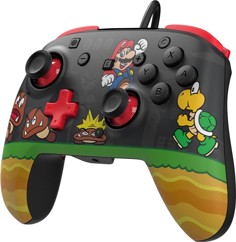 Na obrázku je drátový gamepad Turtle Beach z předního šikmého pohledu s barevným motivem ze světa Super Mario. Černé tělo zdobí postavy Maria, Goombů a Koopa Troopy, zatímco spodní část rukojetí připomíná herní krajinu. Ovladač má dvě analogové páčky s červenými prvky, červený směrový kříž, tlačítka A, B, X a Y i samostatné tlačítko C. Z horní části vede připojovací kabel.