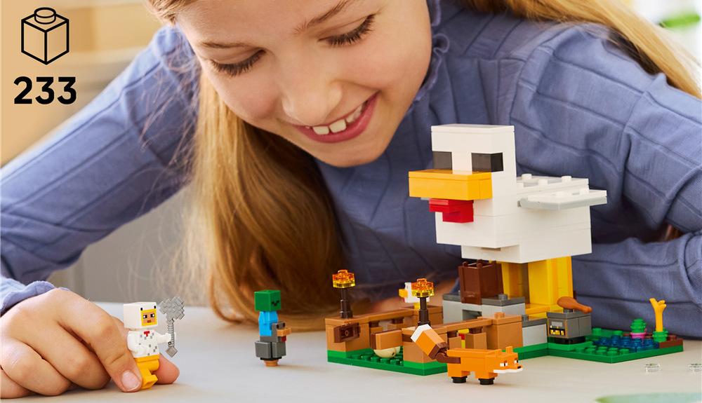 Stavebnice LEGO® Minecraft® 21585 Slepičí farma Obří slepice ukrývá zábavné mechanismy a doplňky, které dětem umožní rozehrávat vlastní farmářská dobrodružství.