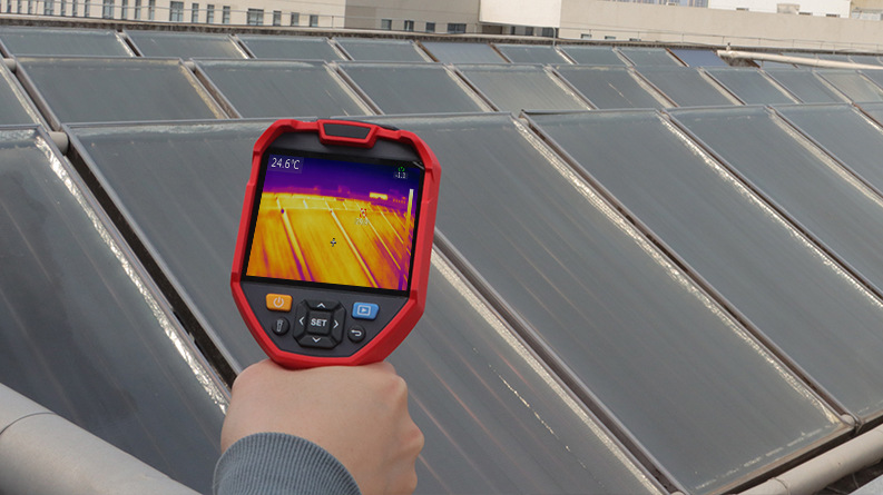 Termokamera UNI-T UTi730E Termokamera UNI-T UTi730E při kontrole solárních panelů s jejich termálním obrazem na displeji