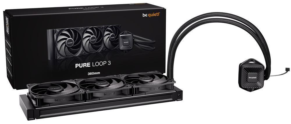 Na obrázku je vodní chladič be quiet! Pure Loop 360 spolu s jeho balením. Vlevo stojí černá krabice s logem „be quiet!“ a nápisem PURE LOOP 3 240mm, na ní je vytištěná fotka chladiče. Před krabicí leží radiátor se dvěma černými ventilátory vedle sebe. Vpravo je pumpa/blok na procesor – malý černý čtverec se zaoblenými rohy a nápisem „be quiet!“, ke kterému vedou dvě dlouhé opletené hadice stočené do oblouku. Celá sestava je černá a působí jako kompletní vodní chlazení pro CPU.