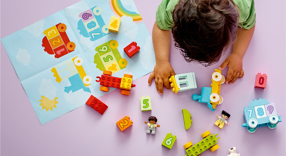 Stavebnice LEGO® DUPLO® 10954 Vláček s čísly – Učíme se počítat Vláček měří přes 47 cm a lze ho kombinovat s dalšími modely LEGO DUPLO pro stále větší železnici.