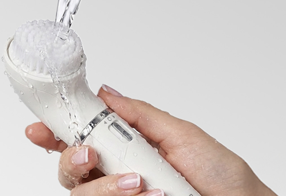 Voděodolný Braun FaceSpa 810 s čisticím kartáčkem oplachovaným pod tekoucí vodou