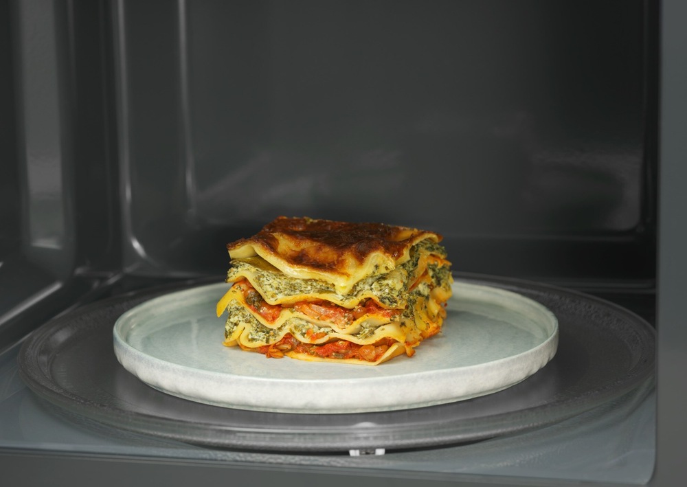Lasagne na talíři v mikrovlnce