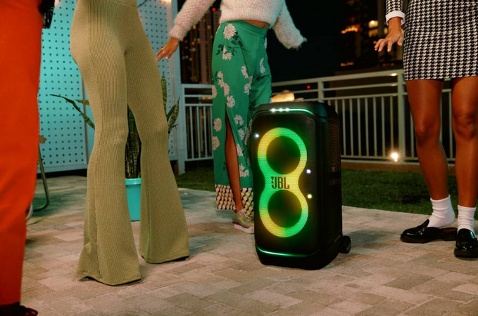 Díky teleskopické rukojeti a kolečkům reproduktoru JBL PARTYBOX STAGE 320 jej můžete snadno kamkoliv přenést