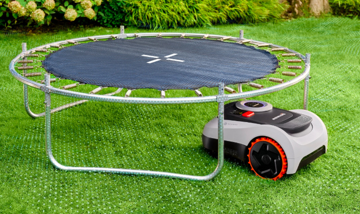 Robotická sekačka Segway Navimow i215E LiDAR seká trávu pod trampolínou na zahradě