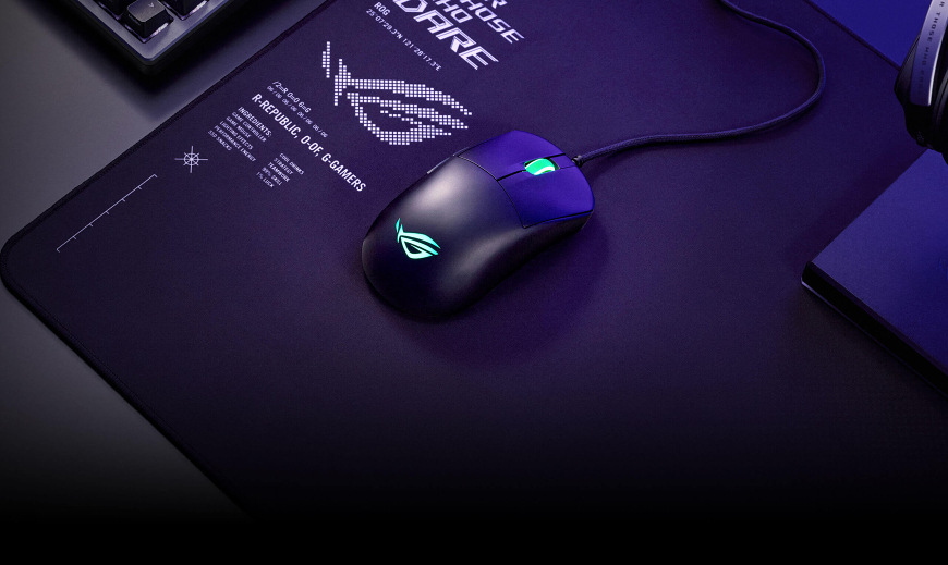 Asus ROG Harpe Mini Core na herní podložce s podsvíceným logem a kolečkem