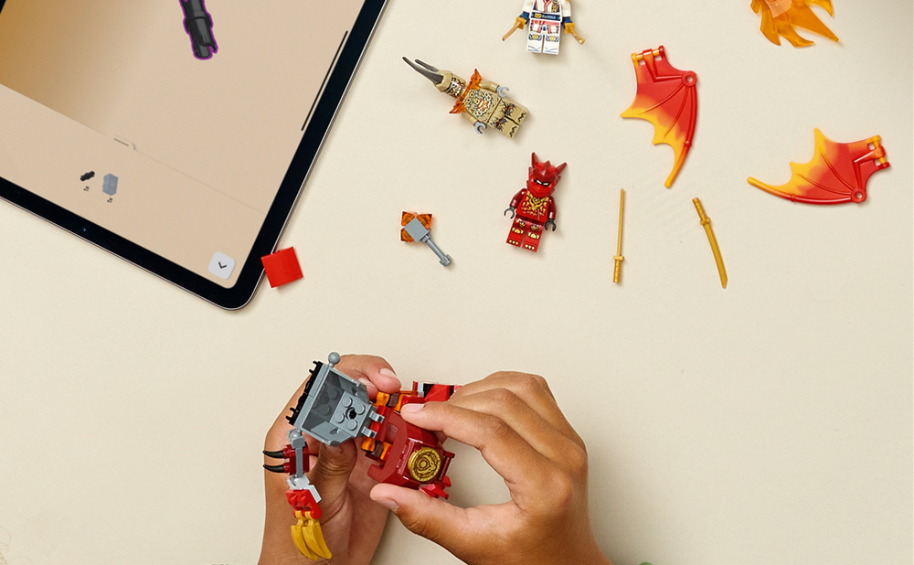 Stavění 85 dílků usnadňuje 3D návod v aplikaci LEGO Builder a hotový oblek měří přes 9 cm.