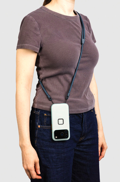 Peak Design Crossbody Strap při nošení telefonu přes rameno na těle