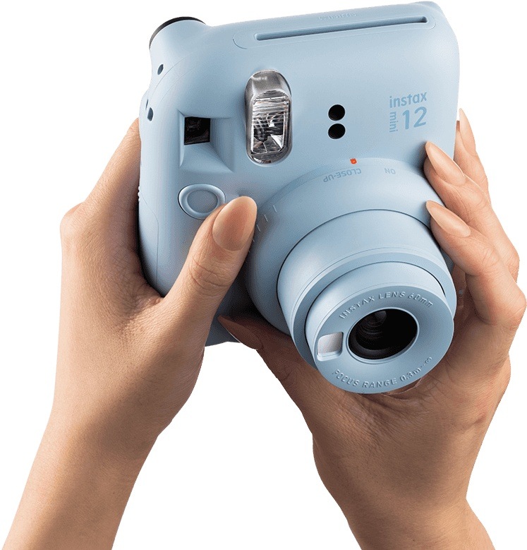 Instantní fotoaparát Fujifilm Instax mini 12 ALBUM BUNDLE modrý Ruka ovládající Instax mini 12 otáčením objektivu