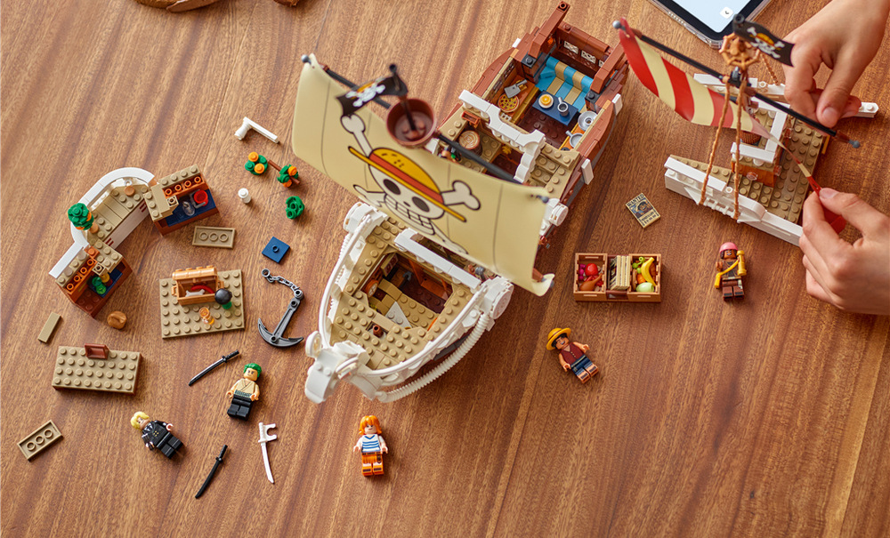 Stavebnice LEGO® ONE PIECE 75639 Pirátská loď Plovoucí Merry Podpalubí ukrývá kajutu, kuchyň, sklad jídla, dílnu, plakáty a vystřelovač ve stylu děla.