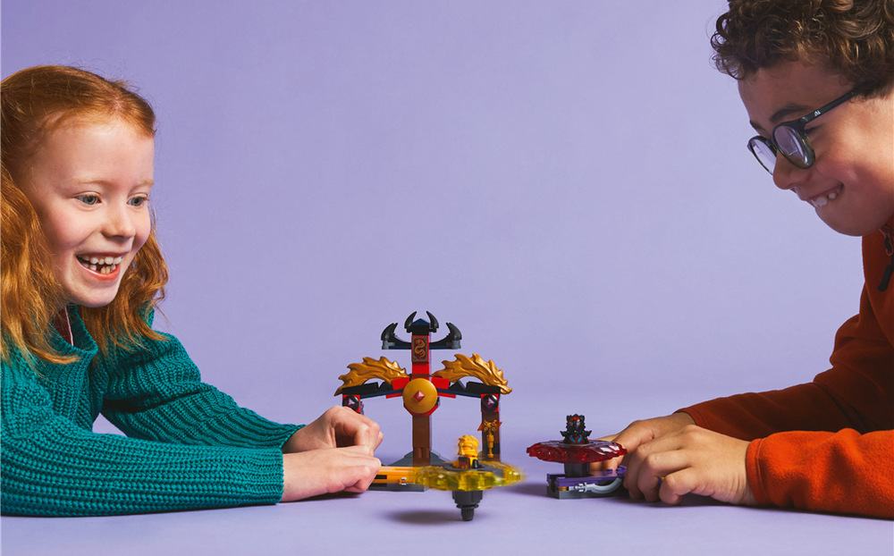 Minifigurky Arina a Rase rozšiřují souboje spinnerů o nové příběhy ze světa nindžů.