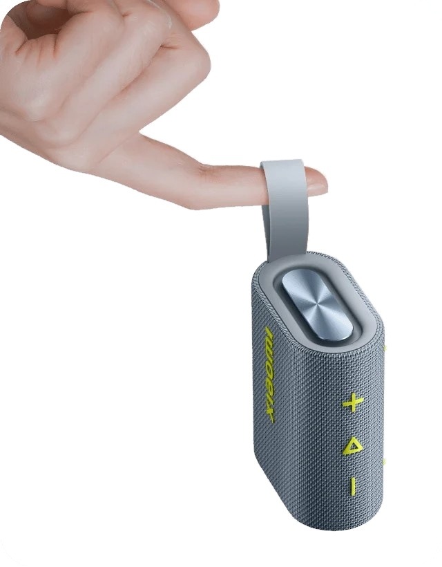 Ruka držící přenosný reproduktor Xiaomi Sound Pocket